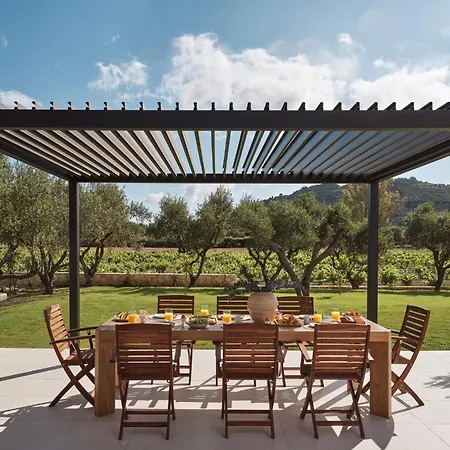 Reveria Villa, A 1500m2 Private Poolside Stay, By Thinkvilla * تراغاكي
