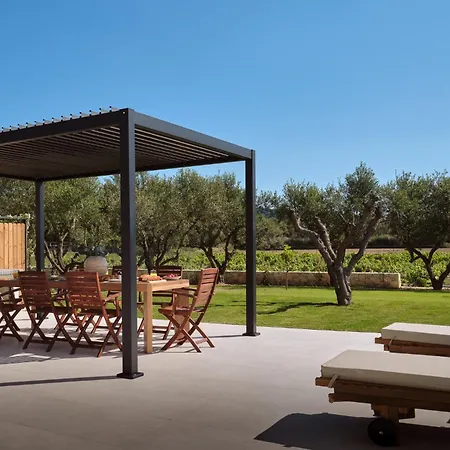 Reveria Villa, A 1500m2 Private Poolside Stay, By Thinkvilla فيلة تراغاكي